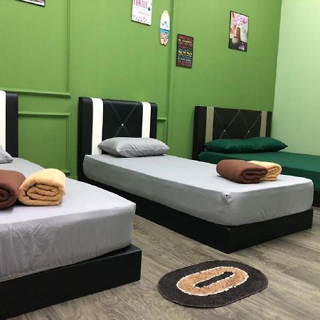 Ny Tropical Backpackers Hostel Desaru Ngoại thất bức ảnh