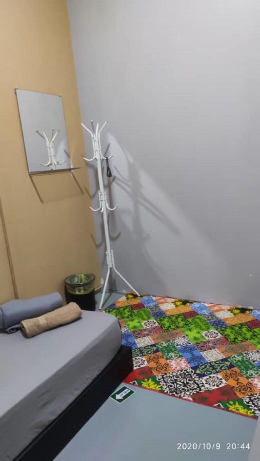 Ny Tropical Backpackers Hostel Desaru Ngoại thất bức ảnh