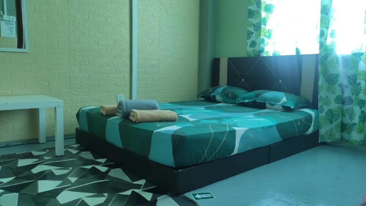 Ny Tropical Backpackers Hostel Desaru Ngoại thất bức ảnh